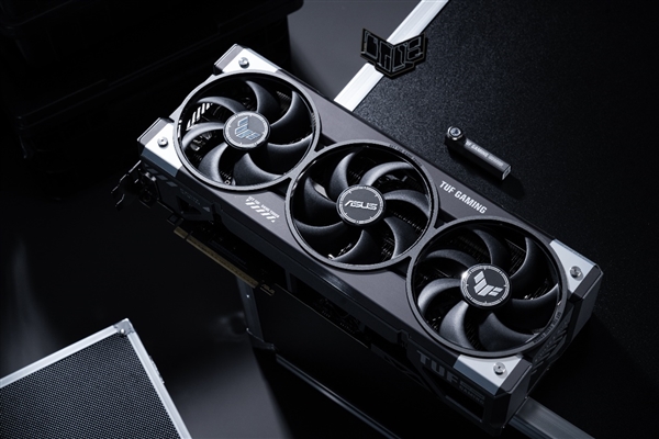 硬核赢战华硕TUF GAMING RTX5080电竞818www威尼斯登录特工强力输出(图3)