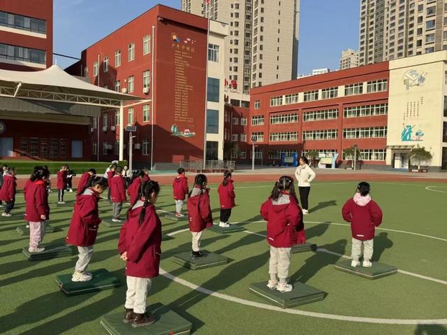 818www威尼斯登录西安市浐灞十六小：体育与多学科碰撞一场别开生面的体育跨学科融合展示课(图3)