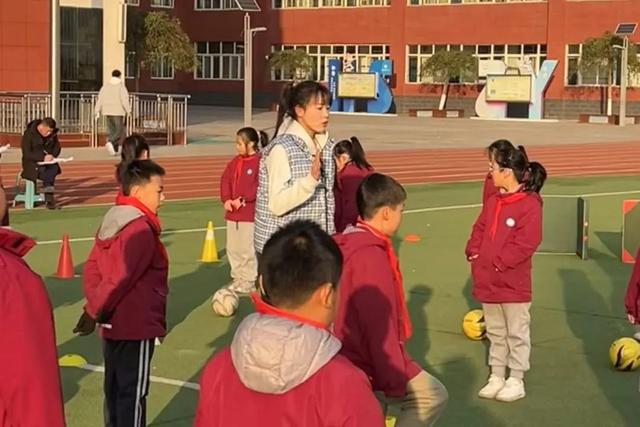 818www威尼斯登录西安市浐灞十六小：体育与多学科碰撞一场别开生面的体育跨学科融合展示课(图2)