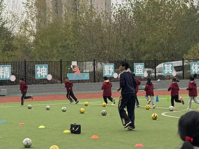 818www威尼斯登录西安市浐灞十六小：体育与多学科碰撞一场别开生面的体育跨学科融合展示课(图1)