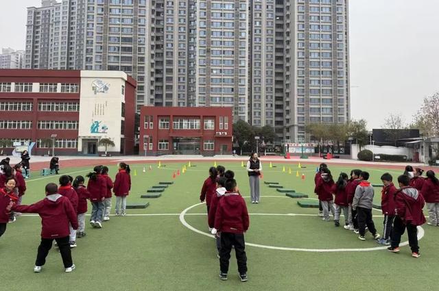 818www威尼斯登录西安市浐灞十六小：体育与多学科碰撞一场别开生面的体育跨学科融合展示课(图4)